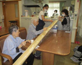 グループホームの室内で流しそうめん
